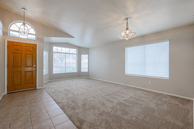 Building Photo - Charming 3 bedrooms