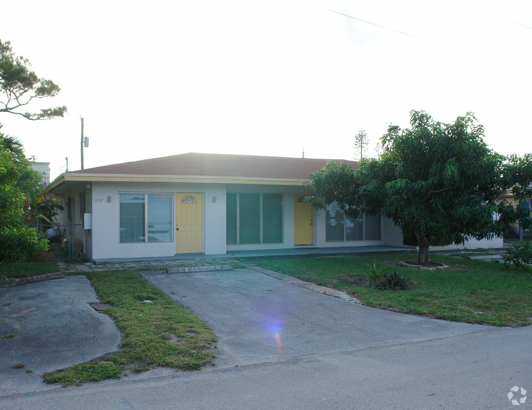 Building Photo - 1106 NE 11th Ave