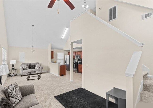 Foto del edificio - Spacious 4BR Home w/ Private Upstairs Suite in Southside Savannah