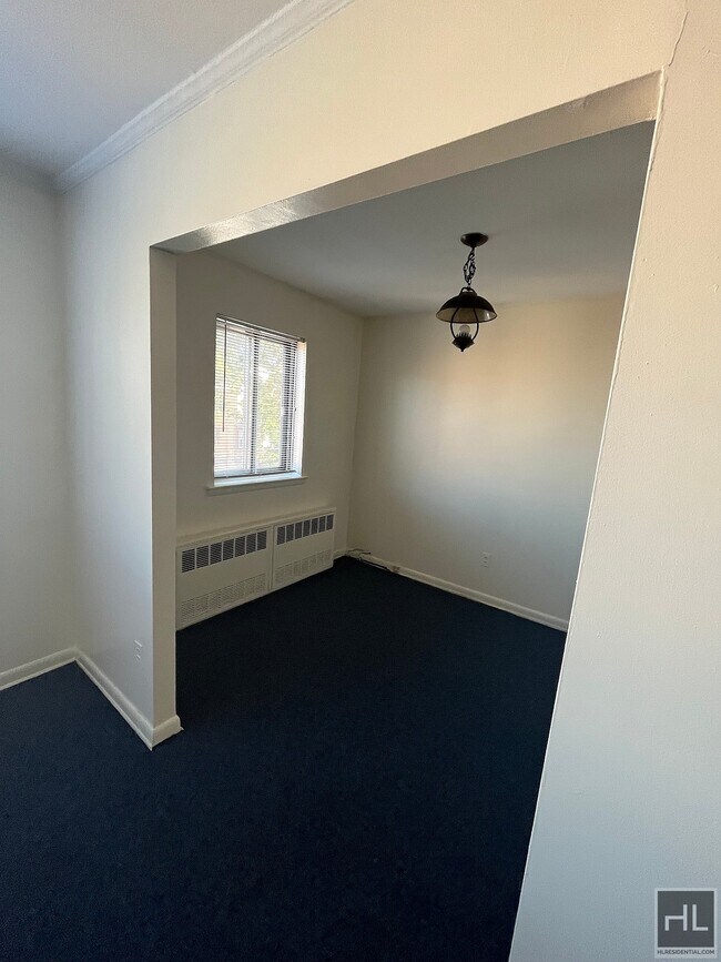Building Photo - Spacious Three Bedroom in Woodside, NY