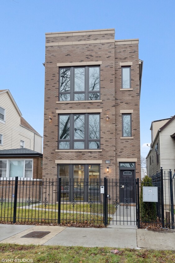 Primary Photo - 2106 N Laramie Ave