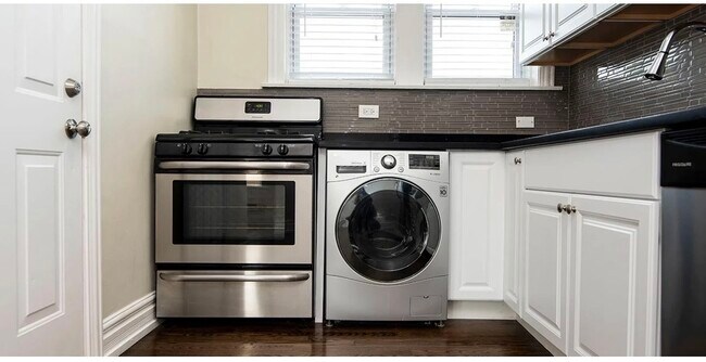 Foto del edificio - 3819 1/2 N Greenview Ave