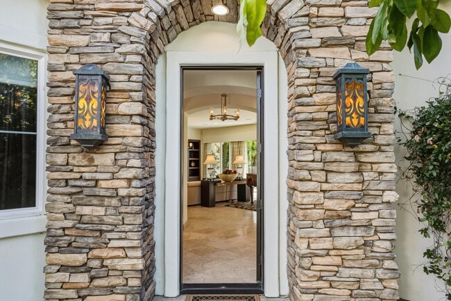 Building Photo - 45737 Club Dr