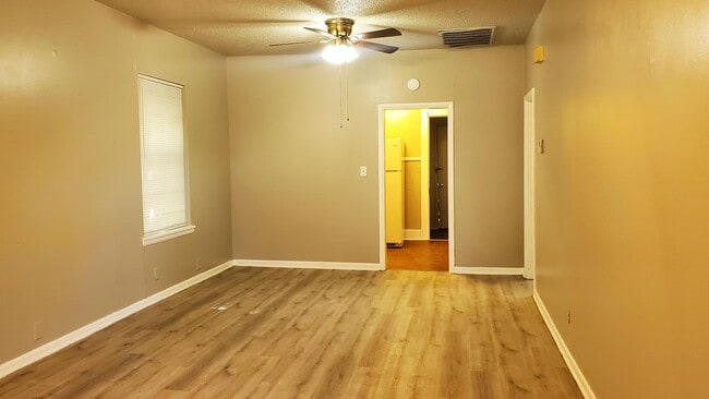 Building Photo - 1613 W Elm Ave