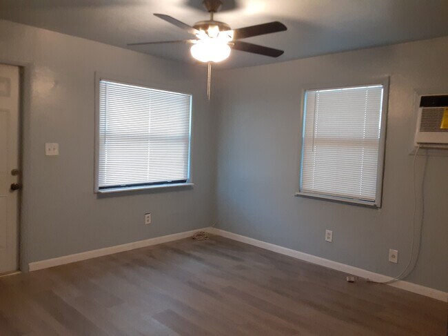 LIVING - 312 N 61st Ave
