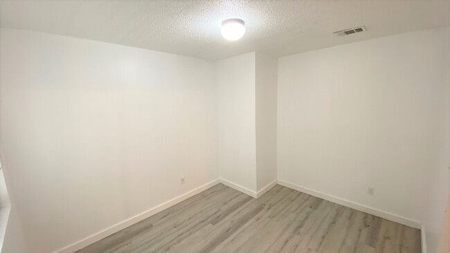 Building Photo - Updated 3/2 w/ Stainless Steel Appliances,...