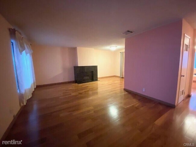 Building Photo - 3 br, 2.5 bath Condo - 500 S Monterey St