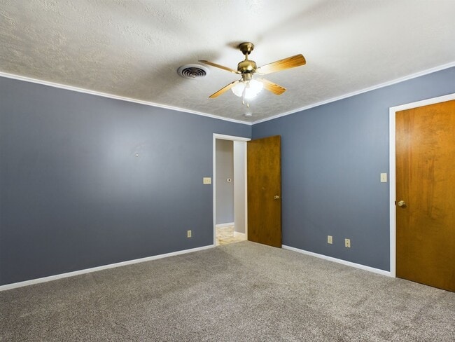 Building Photo - Charming 3-Bed Oasis with Fireplace & Hard...