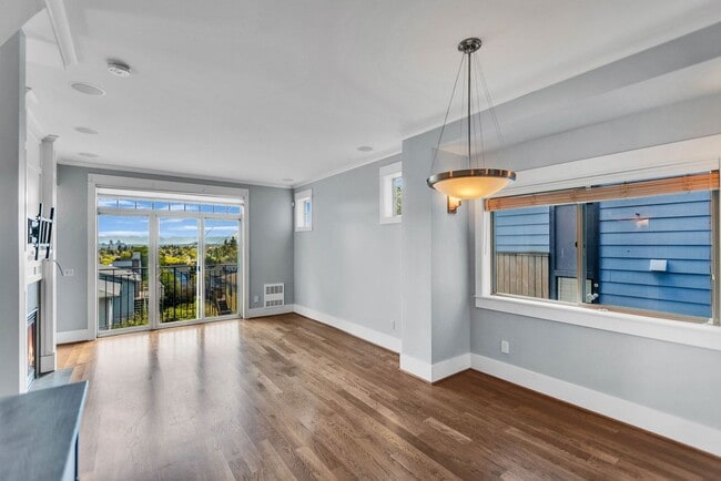 Building Photo - Spacious 3 Bed 2.5 Bath Townhome with Views and Two Parking Spaces – First Hill/Capitol Hill