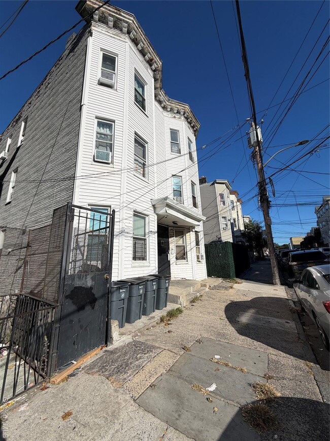 Building Photo - 47 Cliff St