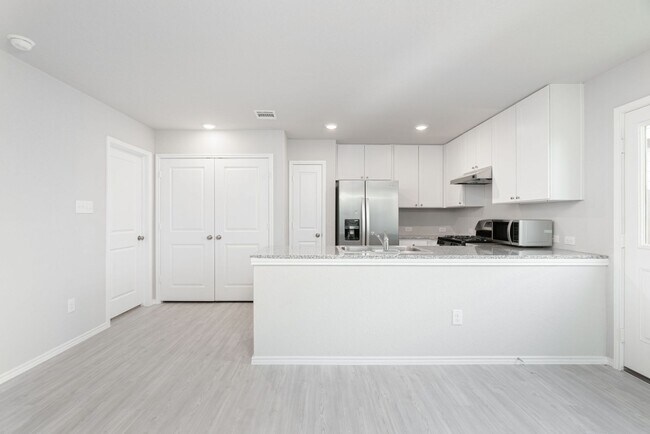 Foto del edificio - Newer home with open floor plan