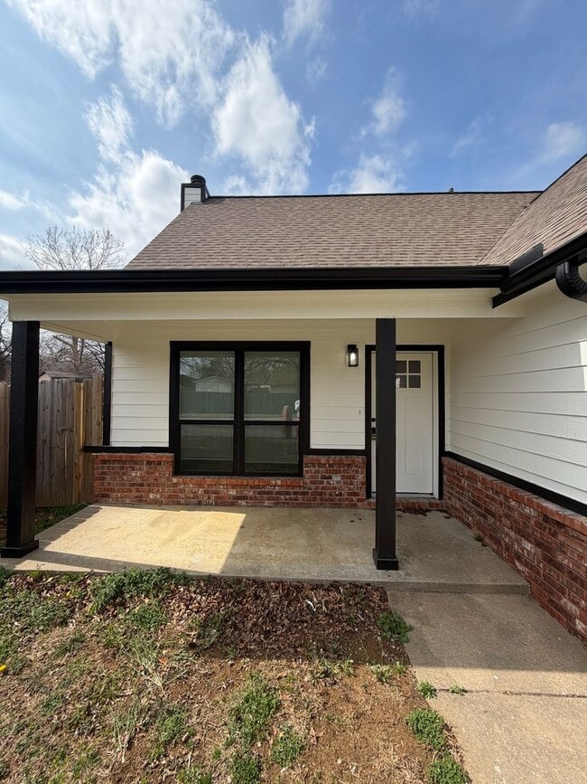 Building Photo - 3 Bed | 2 Bath House