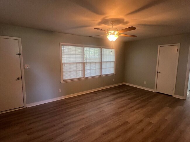 Foto del edificio - Charming 2BR/2BA Bungalow in Historic Garden City