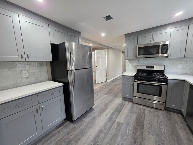 Building Photo - Brand New Unit, Central Heat, AC, In-Unit ...