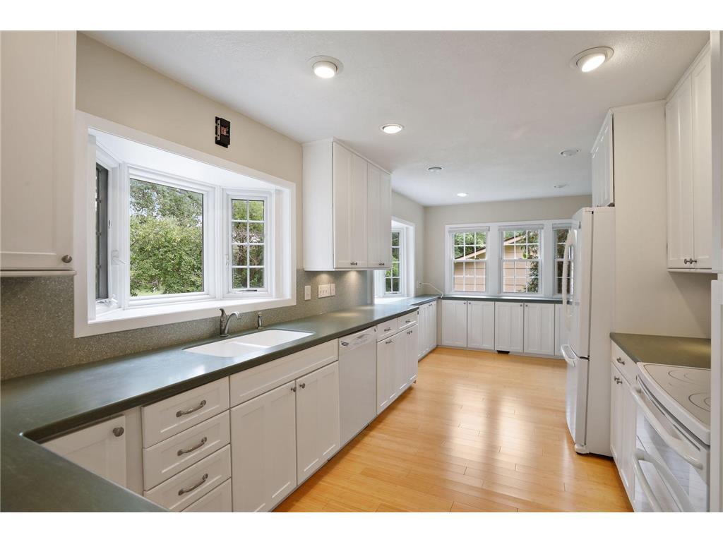 Primary Photo - 5232 W 70th St