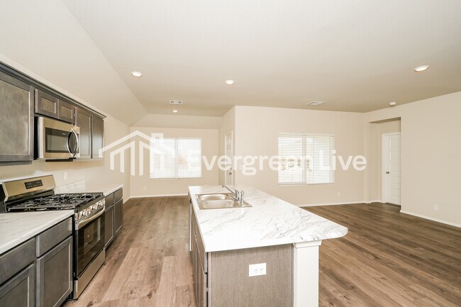 Building Photo - 1118 Raven Dr