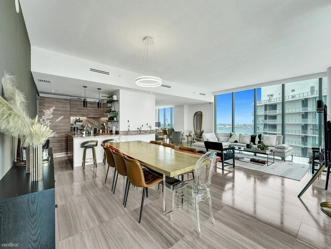 Building Photo - 4 br, 4.5 bath Condo - 650 NE 32nd St # UP...