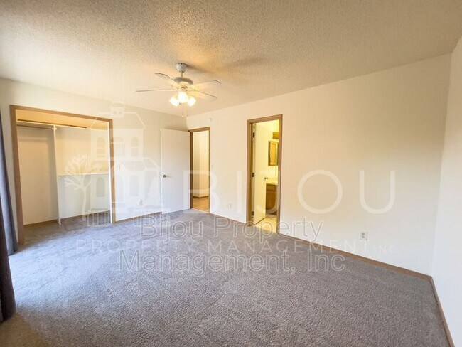 Building Photo - 3815 Valley View St