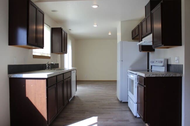 Foto del edificio - 3 bedroom 2.5 bath family home in quiet Scappoose neighborhood