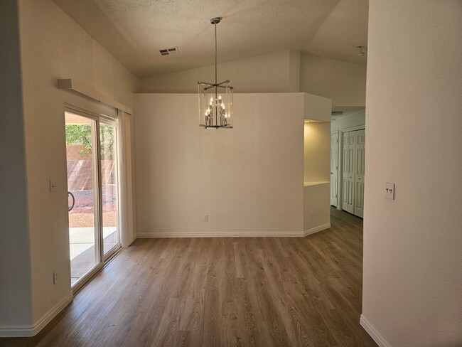 Foto del edificio - Remodeled Home in Hurricane- Small Pet Fri...