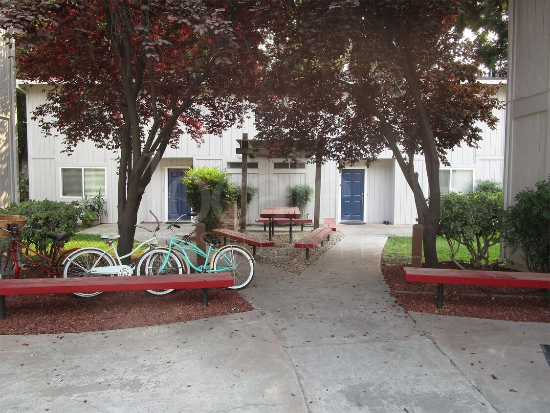 Primary Photo - 1119 W Sacramento Ave