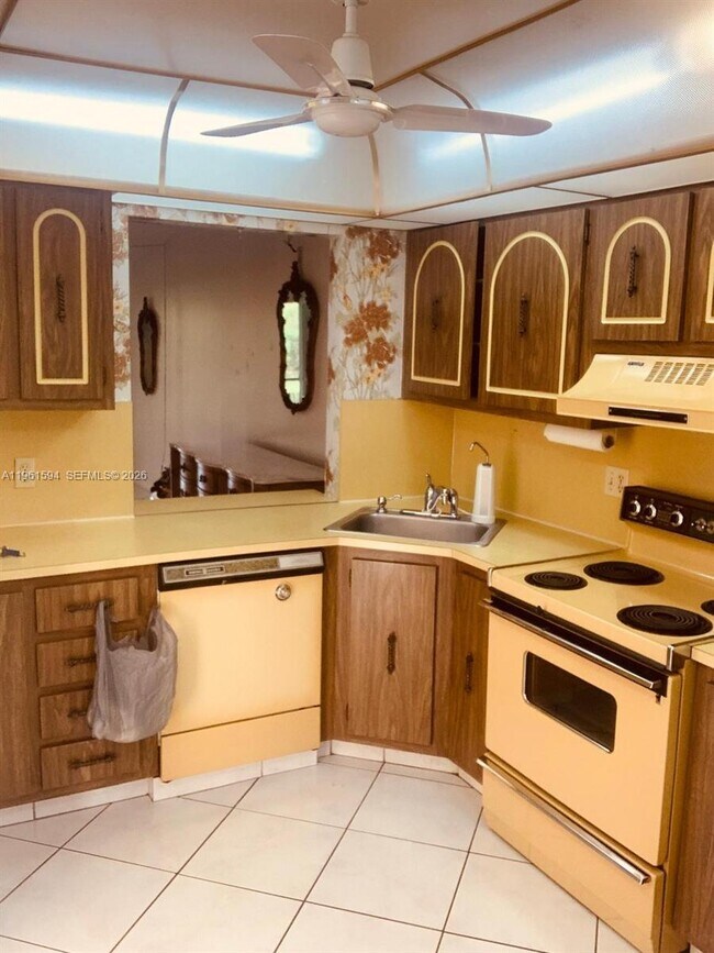 Foto del edificio - 8515 Sunrise Lakes Blvd