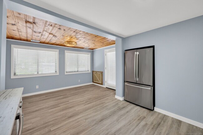 Foto del edificio - 39 Spring Glen Rd