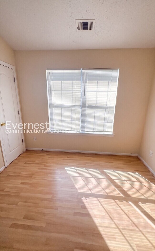 Foto del edificio - 10718 Barberry Dr