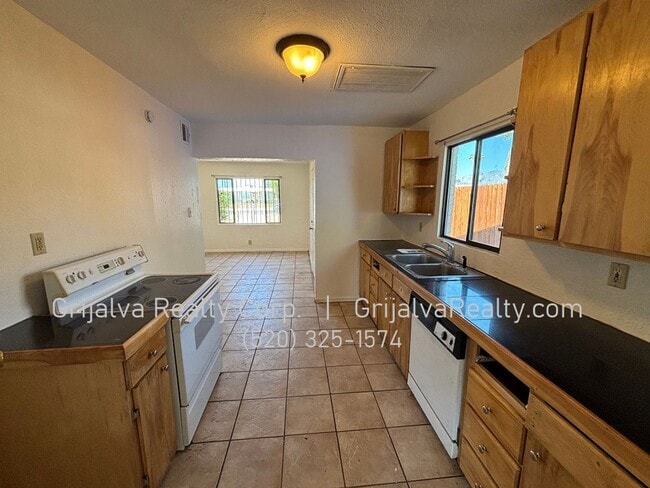 Building Photo - 835 W Tipton Dr