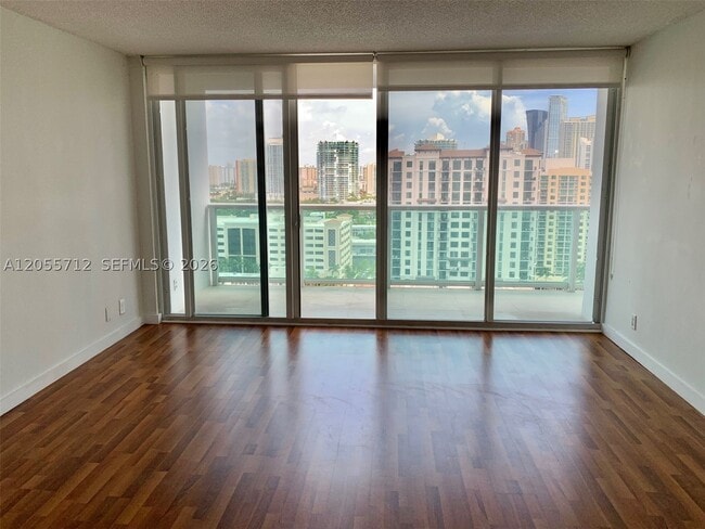 Foto del edificio - 100 Bayview Dr
