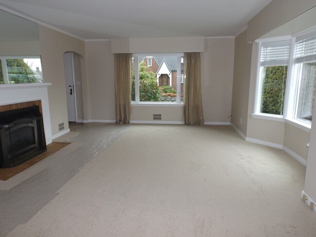 Building Photo - Beautiful Home In Prime Location Bordering...