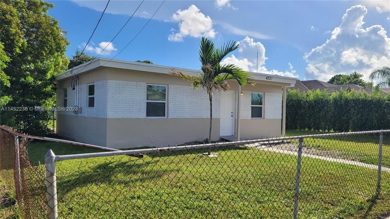 Building Photo - 4200 SW 24th St