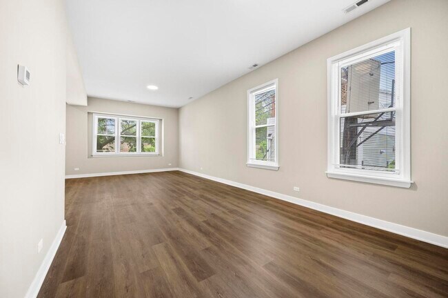 Foto del edificio - 3311 N Ravenswood Ave