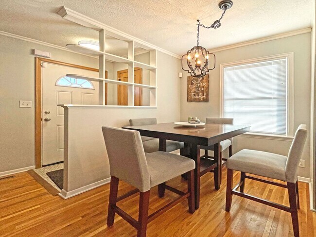 Building Photo - Remodeled Jewel has Fenced Yard, 3 Season ...