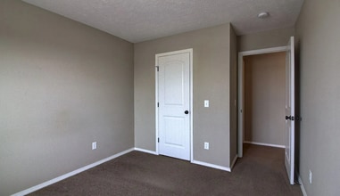 Building Photo - 1704 N Hoover Dr