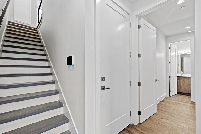 Entry with security system - 4726 Manett St