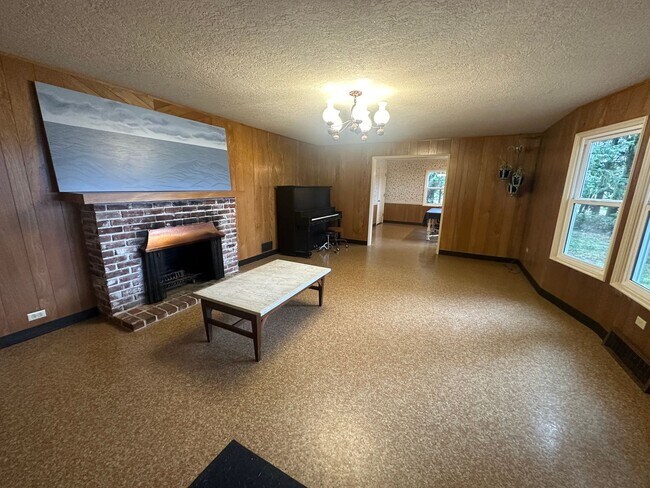 Building Photo - Excellent Value for this great 4 bedroom home!