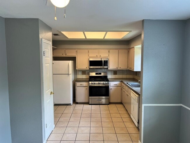 Building Photo - 1010 Tiffany Ln