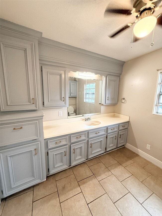 Building Photo - 6109 Saxon Dr