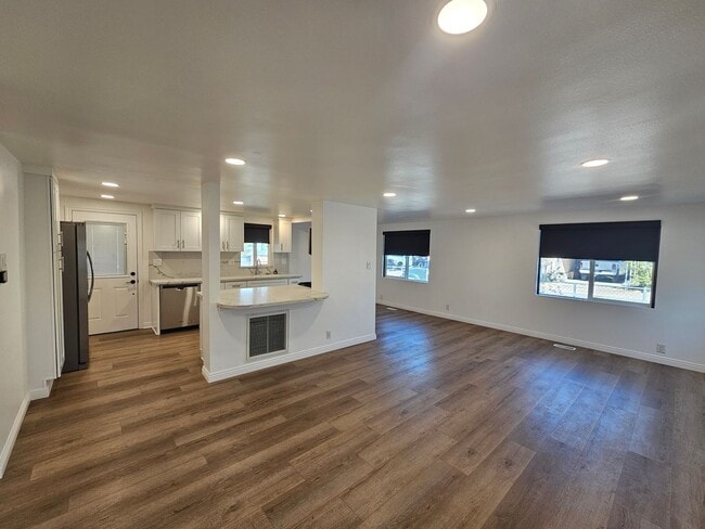 Building Photo - Stunning Remodeled 2-Bedroom, 2-Bath Home ...