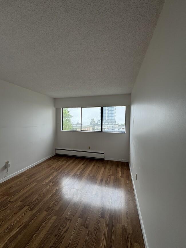 Building Photo - 1048 King Albert Av