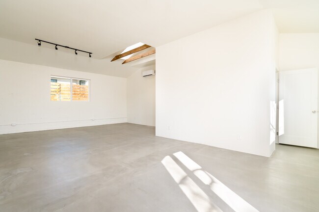 Foto del edificio - 2200 W Alameda St