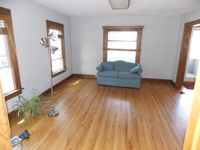 Building Photo - 321 S Wheaton Ave