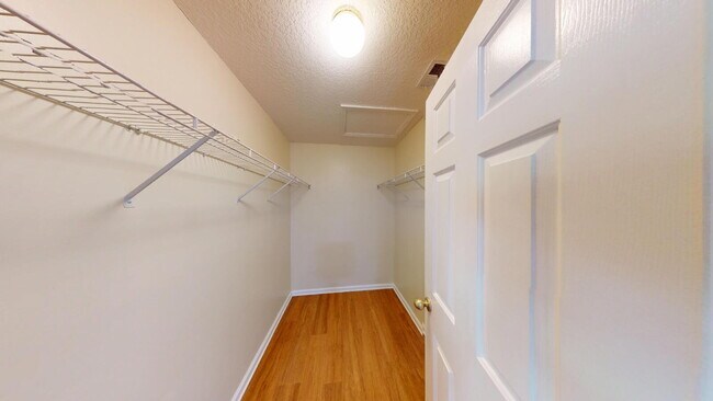 Foto del edificio - "Charming 3-Bedroom Home on Sweetbriar Lane with Hardwood Elegance!"