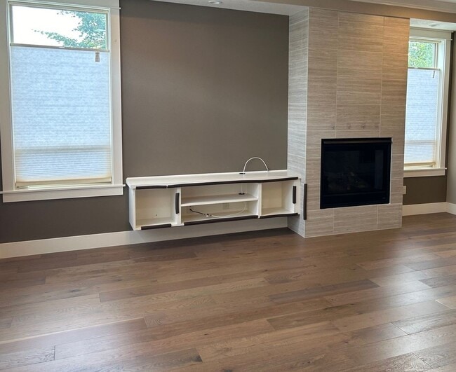 Building Photo - Stunning Light & Bright Corner Lot Home Lo...