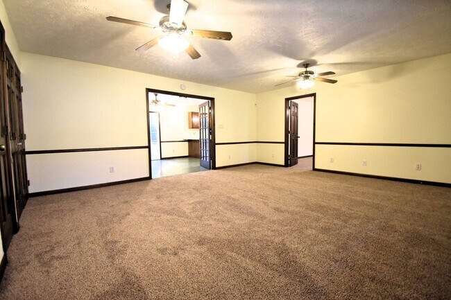 Building Photo - 3 Bedroom 2 Bathroom Home- Dogs Considered