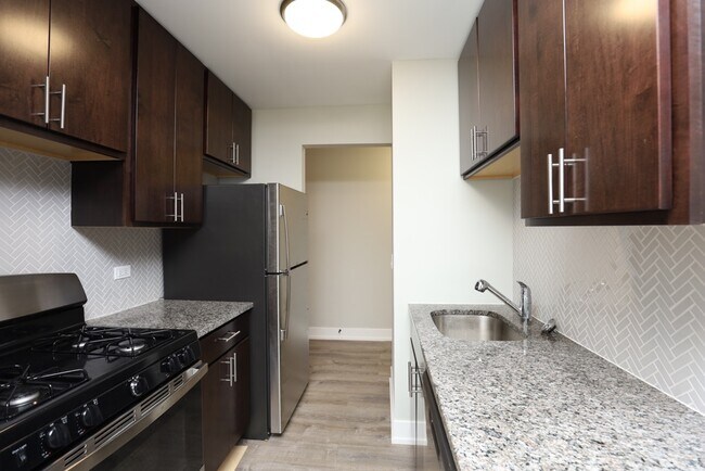 Building Photo - 535 W Surf St