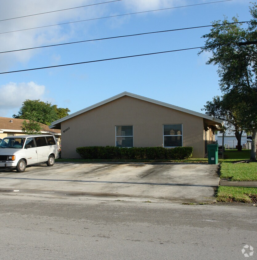 Foto del edificio - 6001-6011 SW 36th St