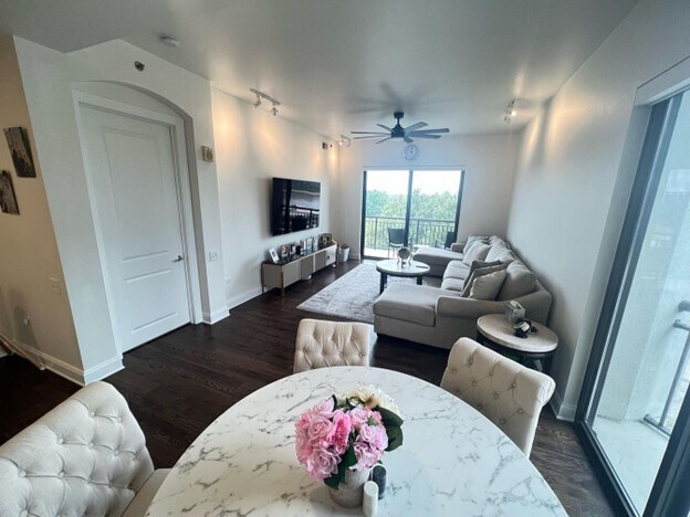 Foto del edificio - 717 S Riverside Dr