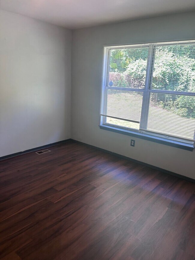 Building Photo - 3 BED 1 BATH SINGLE FAMILY HOME!